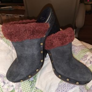 UGG sz 6 Clog/Mule Adele Australia Black Leather & Foux Fur.    Like New